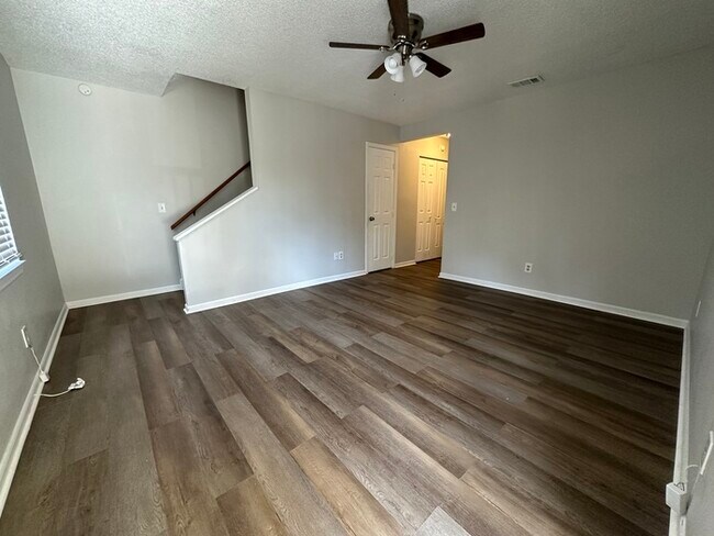 Building Photo - Large Upgraded Two Bedroom Townhome