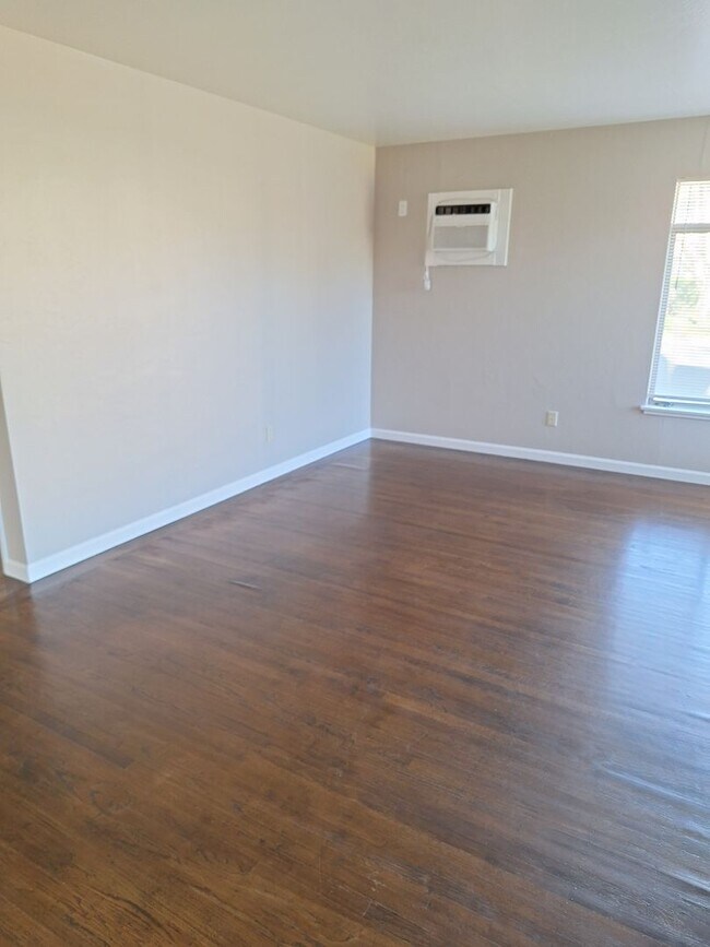 Foto del edificio - 128 Baxter Ave