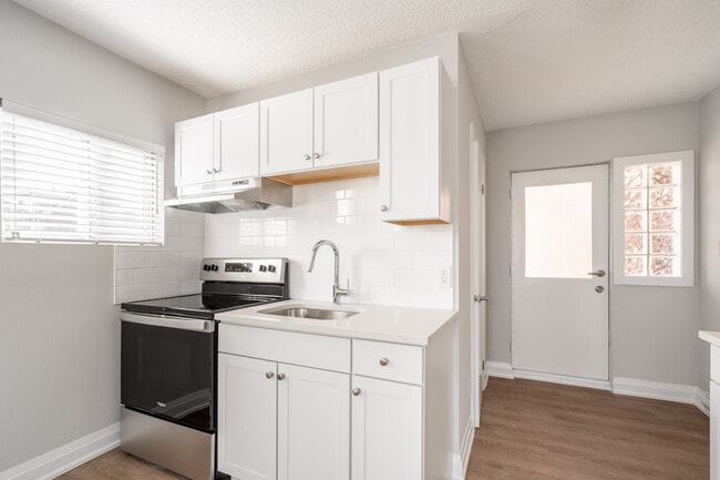 Building Photo - Spacious 1 Bedroom