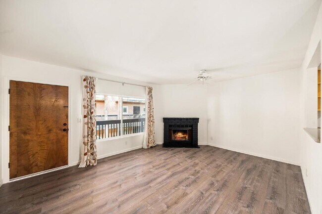 Foto del edificio - Fabulous University Heights location!