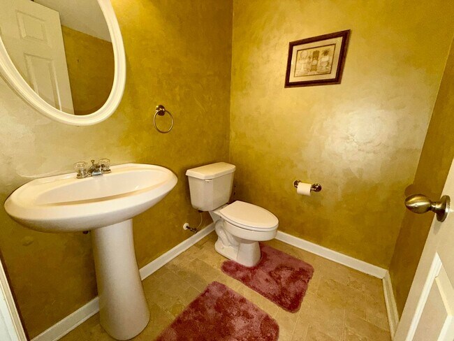 Foto del edificio - Wow! Check out this charming 3 bedroom 2.5 bathroom townhome in Newnan!