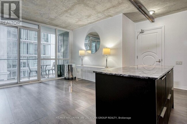 Building Photo - 88 Blue Jays Way