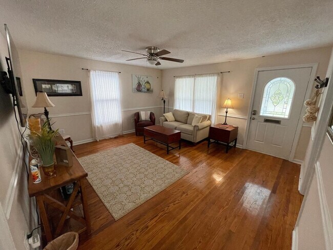 Foto del edificio - 8551 Chapel Hill Rd