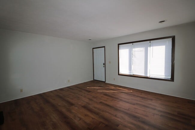 Building Photo - Beautifully built 2 bedroom house with huge backyard!