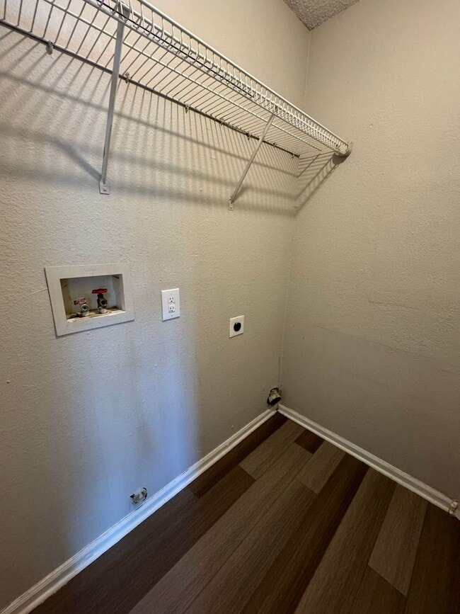 Foto del edificio - Coming Soon! Spacious 3-Bed Duplex with Garage