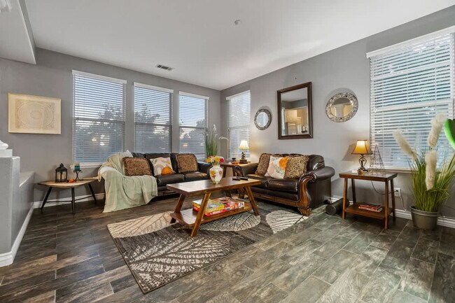 Foto del edificio - 1107 Shadowcrest Ln