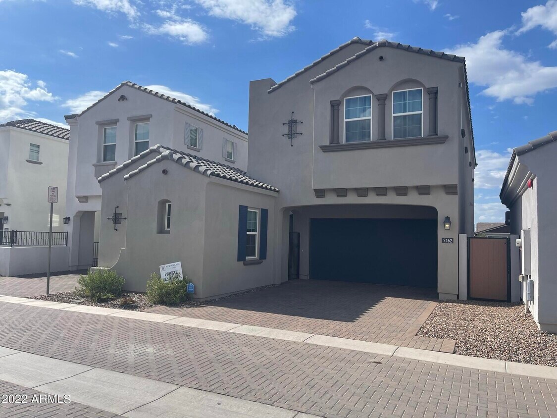 Primary Photo - 2462 E Lovebird Ln