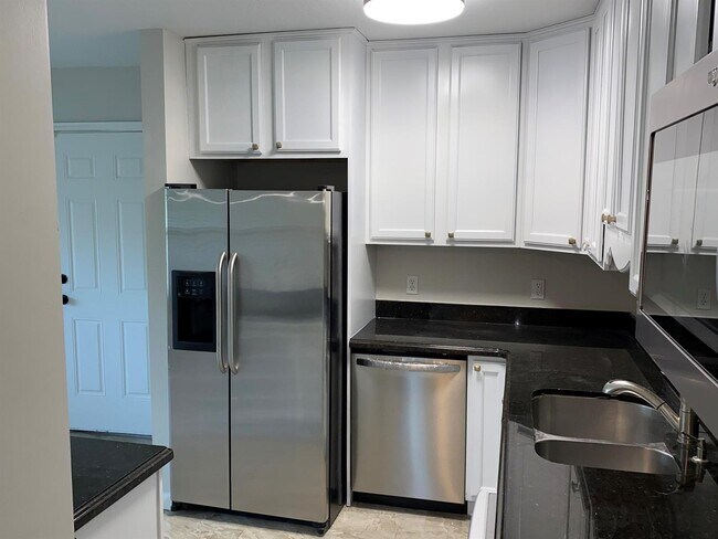 Building Photo - 110 N Lakeside Dr