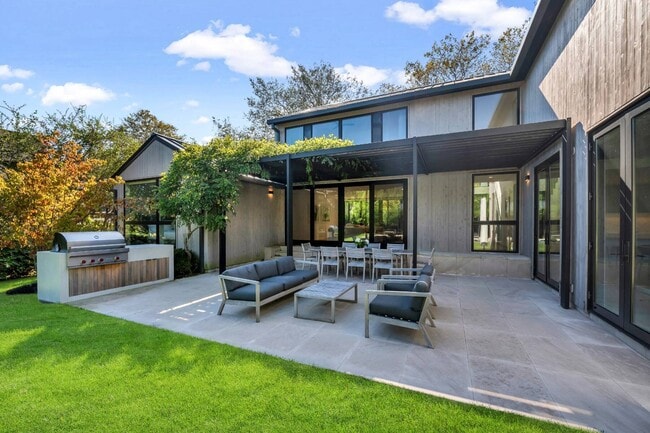 Building Photo - 60 Gansett Ln