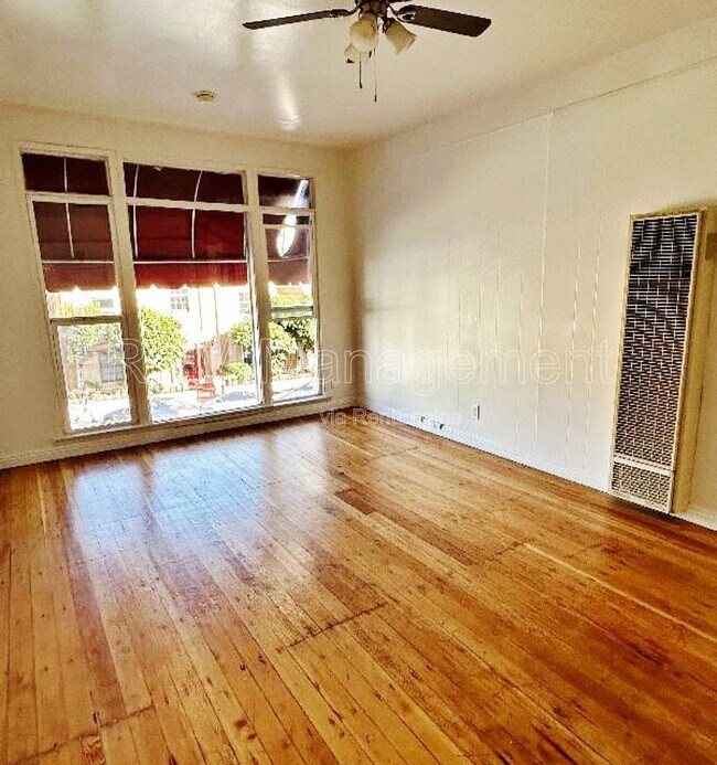 Foto del edificio - 1781 N Orchid Ave
