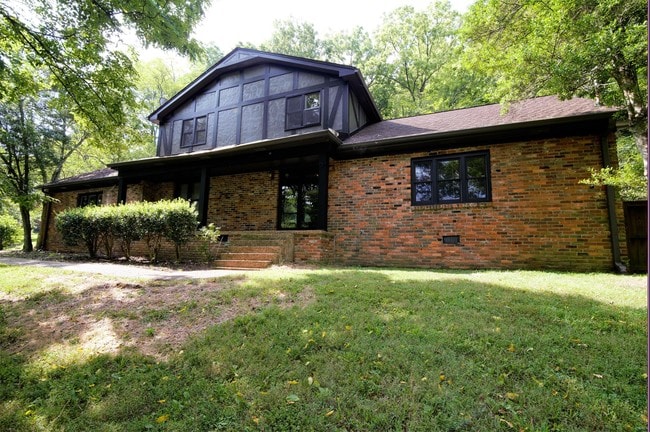 Building Photo - 1307 Old Hillsboro Rd