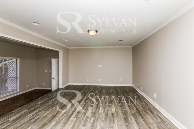 Foto del edificio - This 3 bedroom, 2 bathroom home on approxi...