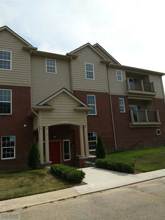 5656 Flagstaff Pines Dr, Shelby charter Township, MI 48317 Condo for