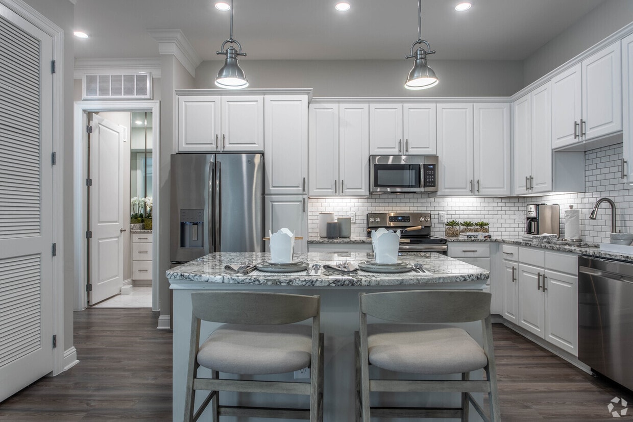 Live in Luxury: 2-Bed, 2-Bath Steps from D... - Live in Luxury: 2-Bed, 2-Bath Steps from D...