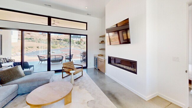 Foto del edificio - Beautiful Custom Home Available Now