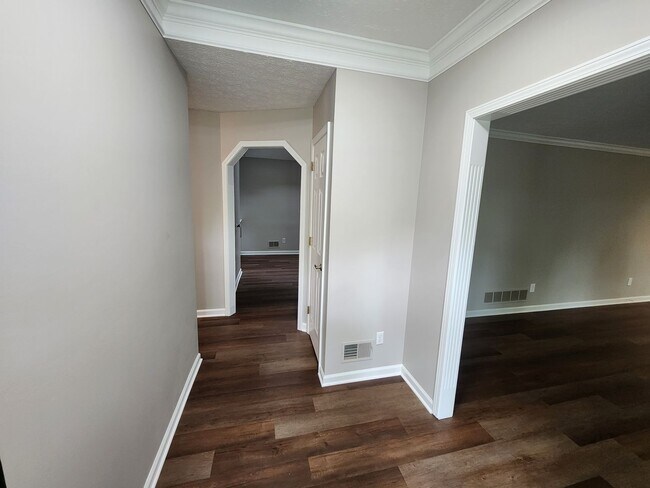 Foto del edificio - Renovated 3 bedroom 2 full bath home with attached garage and unfinished basement in J-town!