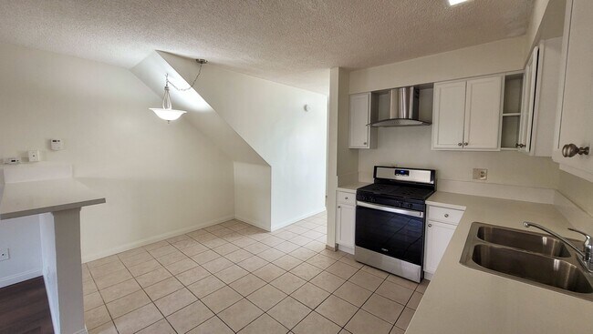 Foto del edificio - 8031 Fillmore Dr