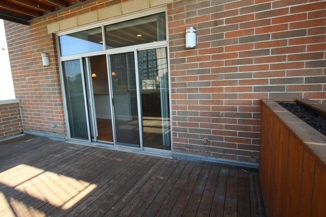 Building Photo - 1609 W Warren Blvd