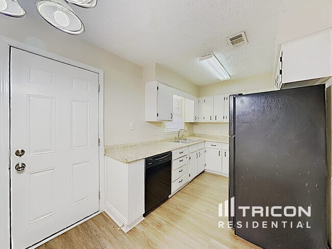 Foto del edificio - 3151 Ridgecrest Dr