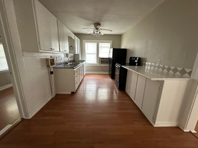 Building Photo - Welcome to this charming 2-bedroom, 1-bath...