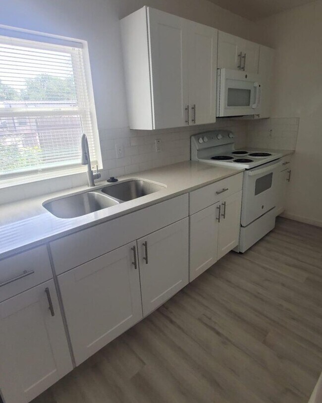 Foto del edificio - 713 W Sam Rayburn Dr
