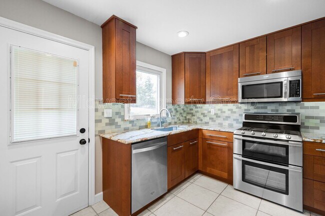 Foto del edificio - 438 Bush Dr