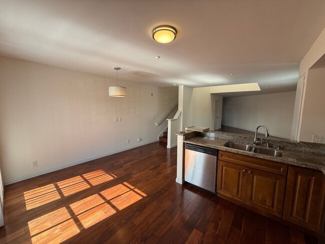 Building Photo - 1090 University Ave