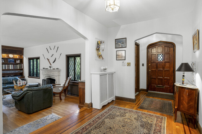 Building Photo - 88 Woodlawn Ave