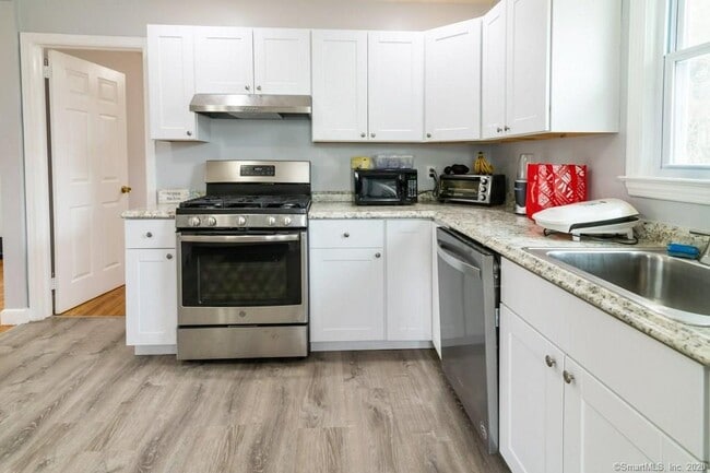 Building Photo - 100 Waller Rd