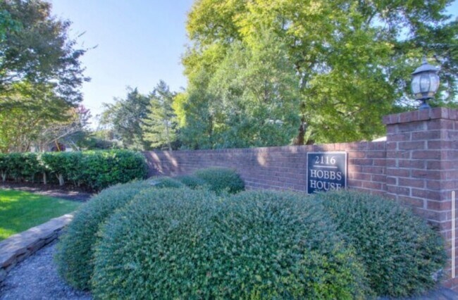 Foto del edificio - 2116 Hobbs Rd