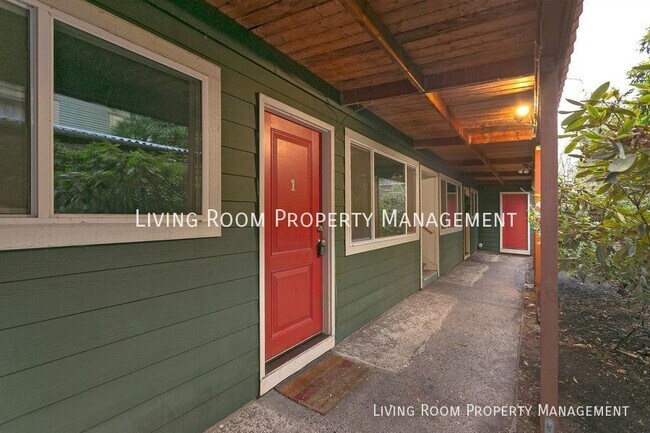 Building Photo - Top Floor Apartment With A Private Deck