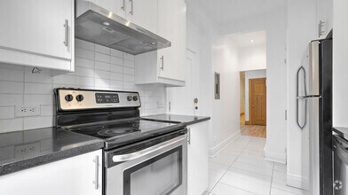 Building Photo - 4278 Rue Sherbrooke O