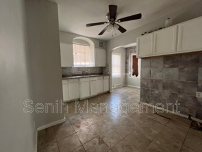 Building Photo - 5051 Berkshire St