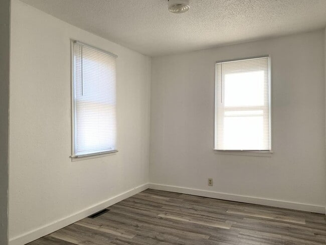 Building Photo - 1014 1st Ave