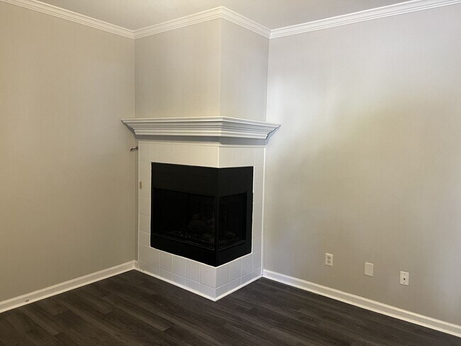 Foto del edificio - Beautifully updated townhome in Smithy Glen, Coventry!