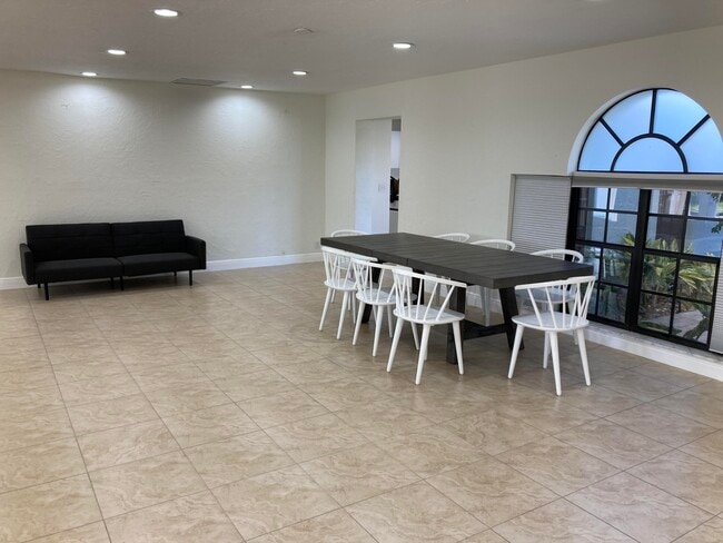 Building Photo - 620 Lighthouse Dr