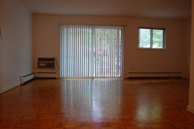 Building Photo - 10 Longwood Dr