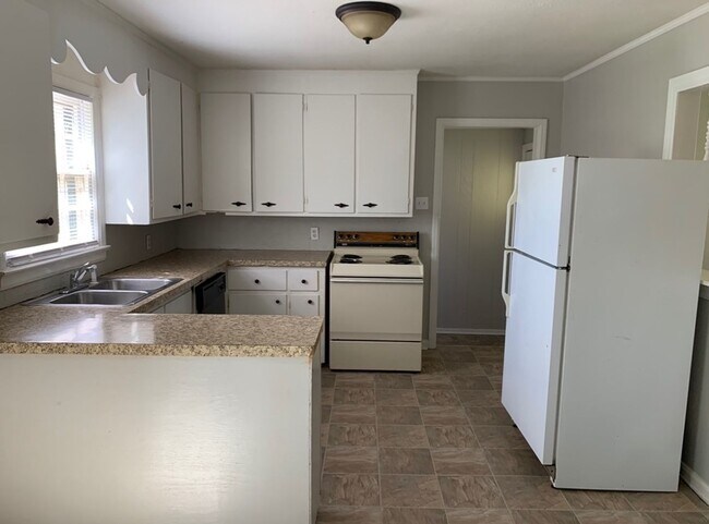 Foto del edificio - MOVE IN SPECIAL! No move in Rent - Just Pa...