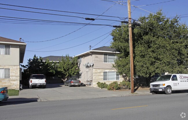 Building Photo - 1550 Valley View Rd