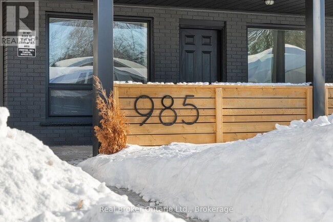 Building Photo - 985 Kingsway Dr