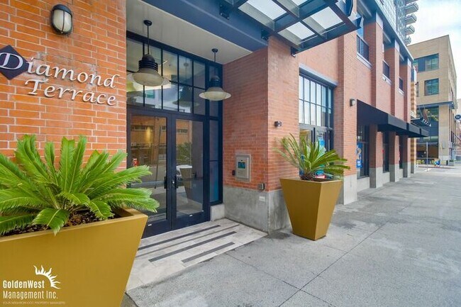 Foto del edificio - Immaculate 1Bdm 1Ba Condo with Massive Private Patio in the Diamond Terrace Building in Prime Dow...