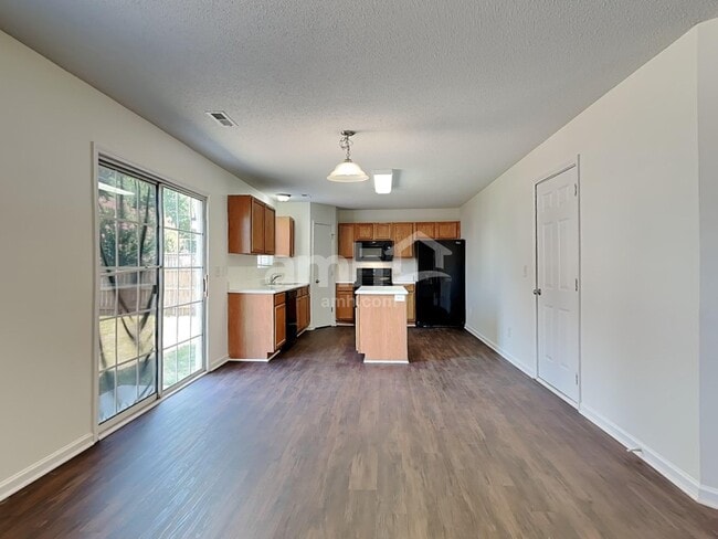 Building Photo - 701 Hiddenlake Ct