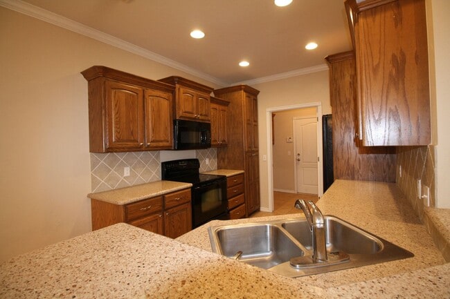 Building Photo - Cute 3 Bed Duplex In Yukon