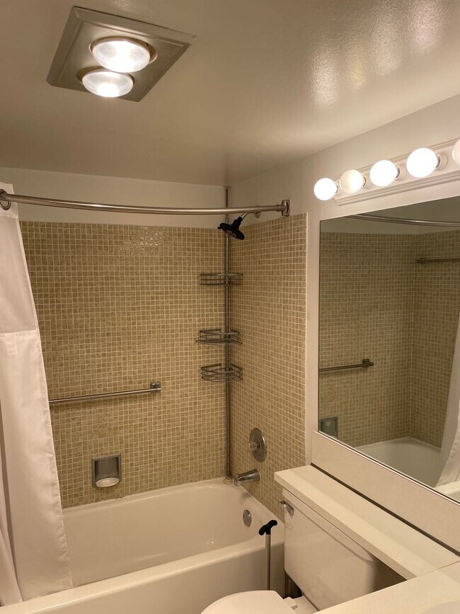 Building Photo - Condo in Deerfield Beach - East