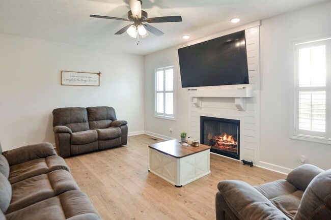 Foto del edificio - Pet Friendly Four Bedroom!
