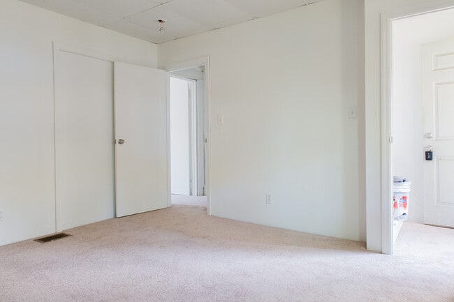 Building Photo - Available AUGUST 2026 - Updated 2 Bedroom Home in Mt. Washington!