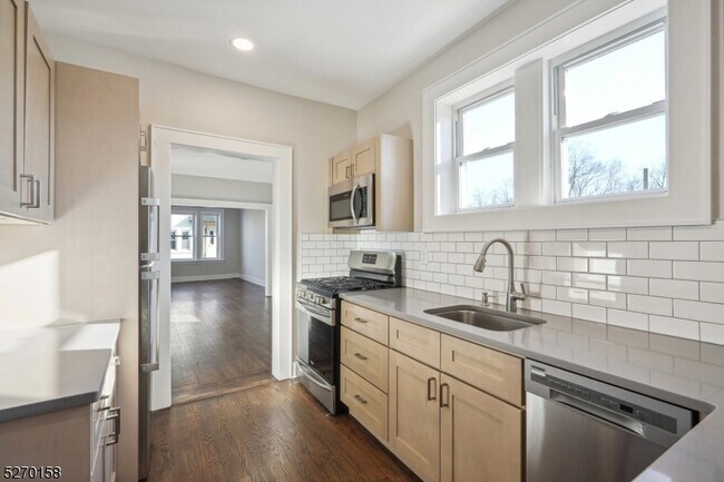 Foto del edificio - 175 Maplewood Ave