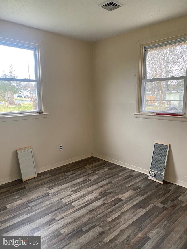 Building Photo - 134 Kinsley Rd