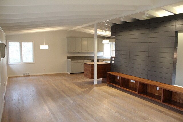 Foto del edificio - Updated 4 bed/2 bath Mid-Century Home - Pr...