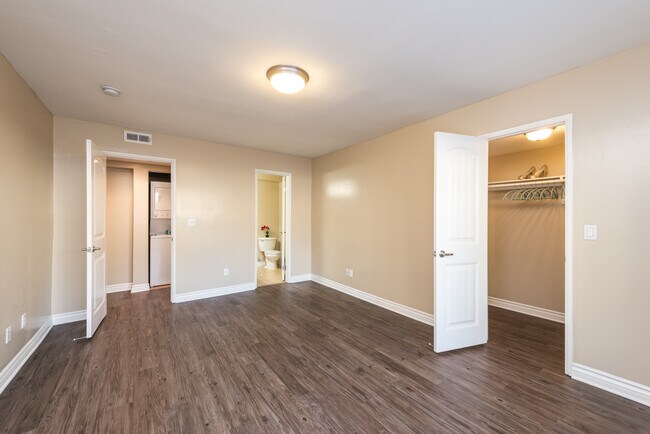 Building Photo - 5707 Baltimore Dr